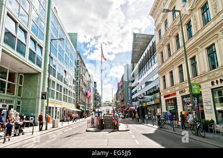 Berlino, Germania - 10 Giugno 2013: i turisti e gli attori come soldati USA ex border cross checkpoint 'Point Charlie' il 10 giugno 2 Foto Stock