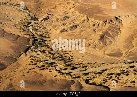Guardando verso il basso da un palloncino volo verso il letto asciutto del Tsauchab River vicino a Sesriem, Namibia, Africa. Foto Stock
