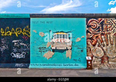 Berlino, Germania - 10 giugno: pittura da Birgit Kinder della Trabant nella East Side Gallery - la più grande galleria d'arte a cielo aperto Foto Stock