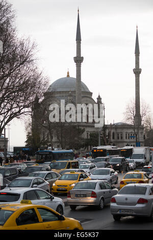 ISTANBUL, Turchia / Türkiye - il traffico pomeridiano ostruisce la strada principale di fronte alla Moschea Dolmabahce a Istanbul. Foto Stock