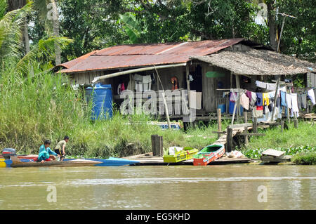 Borneo - ragazzi in piccole decorate luminosamente barche - Villaggio Abai, fiume Kinabatangan, Borneo. (1,5 ore di barca da Sandakan) Foto Stock