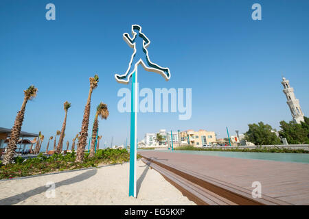 Nuovo riproposto il jogging e passeggiate via lungo la spiaggia di Umm Suqueim in Dubai Emirati Arabi Uniti Foto Stock