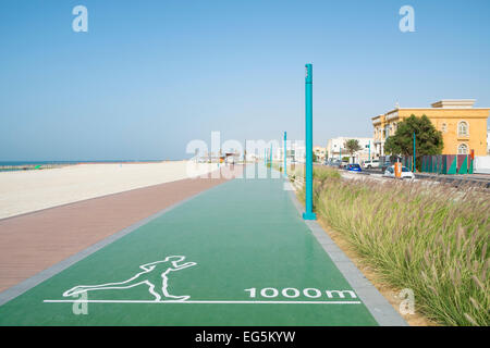 Nuovo riproposto il jogging e passeggiate via lungo la spiaggia di Umm Suqueim in Dubai Emirati Arabi Uniti Foto Stock