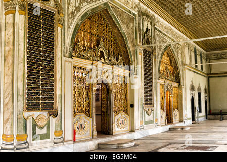 ISTANBUL, Turchia / Türkiye - l'interno della sala del Consiglio Imperiale nel Palazzo Tokpaki. L'edificio del Consiglio Imperiale (Dîvân-ı Hümâyûn) è la camera in cui i ministri di stato, i ministri del consiglio (Dîvân Heyeti), il Consiglio Imperiale, composto dal Gran visir (Paşa Kapısı), dai visir e da altri importanti funzionari dello stato ottomano, tenevano riunioni. Foto Stock