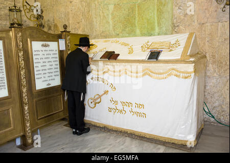 Gerusalemme, Israele - 08 October, 2014: un ebreo ortodosso l uomo è di pregare presso la tomba del re Davide del Monte Sion di Gerusalemme Foto Stock