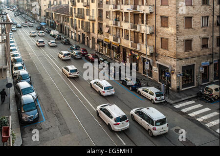 Torino, Italia. 17 Febbraio, 2015. Marcia di protesta dei taxi in Via Nizza, a torino, Italia circa 700 arrabbiato i tassisti hanno marciato questa mattina in parata nel centro della città per protestare contro la Uber, theglobal multinazionale che ha introduct in tutto il mondo l'applicazione 'UberPop' (che si trasforma in taxi a chiunque con un auto e ridotto i prezzi di trasporto). La protesta è poi proseguita attraverso le strade della città, dove i tassisti hanno marciato via Nizza, honk e rallentamento della circolazione. Credito: Davvero Facile Star/Alamy Live News Foto Stock