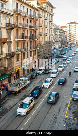 Torino, Italia. 17 Febbraio, 2015. Marcia di protesta dei taxi in Via Nizza, a torino, Italia circa 700 arrabbiato i tassisti hanno marciato questa mattina in parata nel centro della città per protestare contro la Uber, theglobal multinazionale che ha introduct in tutto il mondo l'applicazione 'UberPop' (che si trasforma in taxi a chiunque con un auto e ridotto i prezzi di trasporto). La protesta è poi proseguita attraverso le strade della città, dove i tassisti hanno marciato via Nizza, honk e rallentamento della circolazione. Credito: Davvero Facile Star/Alamy Live News Foto Stock