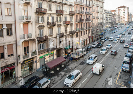 Torino, Italia. 17 Febbraio, 2015. Marcia di protesta dei taxi in Via Nizza, a torino, Italia circa 700 arrabbiato i tassisti hanno marciato questa mattina in parata nel centro della città per protestare contro la Uber, theglobal multinazionale che ha introduct in tutto il mondo l'applicazione 'UberPop' (che si trasforma in taxi a chiunque con un auto e ridotto i prezzi di trasporto). La protesta è poi proseguita attraverso le strade della città, dove i tassisti hanno marciato via Nizza, honk e rallentamento della circolazione. Credito: Davvero Facile Star/Alamy Live News Foto Stock