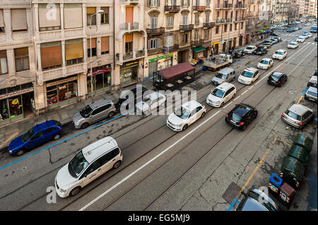 Torino, Italia. 17 Febbraio, 2015. Marcia di protesta dei taxi in Via Nizza, a torino, Italia circa 700 arrabbiato i tassisti hanno marciato questa mattina in parata nel centro della città per protestare contro la Uber, theglobal multinazionale che ha introduct in tutto il mondo l'applicazione 'UberPop' (che si trasforma in taxi a chiunque con un auto e ridotto i prezzi di trasporto). La protesta è poi proseguita attraverso le strade della città, dove i tassisti hanno marciato via Nizza, honk e rallentamento della circolazione. Credito: Davvero Facile Star/Alamy Live News Foto Stock