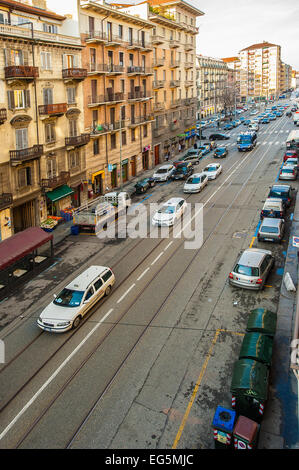 Torino, Italia. 17 Febbraio, 2015. Marcia di protesta dei taxi in Via Nizza, a torino, Italia circa 700 arrabbiato i tassisti hanno marciato questa mattina in parata nel centro della città per protestare contro la Uber, la multinazionale globale che ha introduct in tutto il mondo l'applicazione 'UberPop' (che si trasforma in taxi a chiunque con un auto e ridotto i prezzi di trasporto). La protesta è poi proseguita attraverso le strade della città, dove i tassisti hanno marciato via Nizza, honk e rallentamento della circolazione. Credito: Davvero Facile Star/Alamy Live News Foto Stock