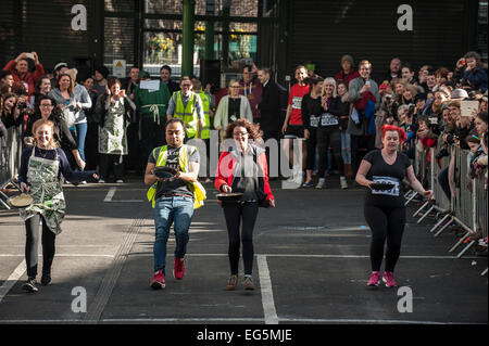 Londra, Regno Unito. 17 Febbraio, 2015. Il meglio Bankside annuale di carità Pancake gara a Borough Market. Credito: Gordon Scammell/Alamy Live News. Foto Stock