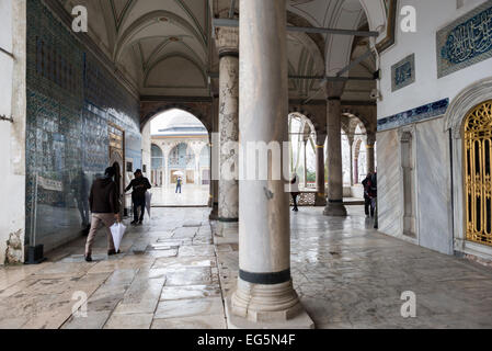 Palazzo Topkapi Palazzo interno Enderun Istanbul Turchia // ISTANBUL, Turchia — edifici e decorazioni a Enderun, o Palazzo interno, a Palazzo Topkapi. Su una penisola che si affaccia sia sullo stretto del Bosforo che sul Corno d'Oro, il Palazzo Topkapi fu la residenza principale dei sultani ottomani per circa 400 anni (1465-1856) del loro regno di 624 anni su Costantinopoli e l'Impero Ottomano. Oggi è una delle principali attrazioni turistiche di Istanbul. Foto Stock