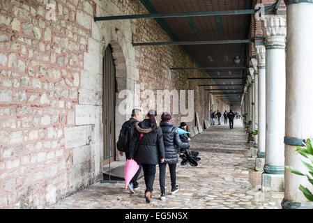 Palazzo Topkapi Istanbul Turchia / ISTANBUL, Turchia - Una scena all'interno dei giardini del Palazzo Topkapi, l'ampio complesso collinare che servì come centro imperiale dello stato ottomano per circa 400 anni (1465-1856). Situato su una penisola sopra lo stretto del Bosforo e il Corno d'Oro, il palazzo comprende un'intricata disposizione di cortili, sale cerimoniali, quartieri residenziali e padiglioni autoportanti accumulati attraverso secoli di dominio ottomano. Dalla sua conversione in museo nel 1924, il complesso è diventato uno dei punti di riferimento più frequentati di Istanbul. Foto Stock