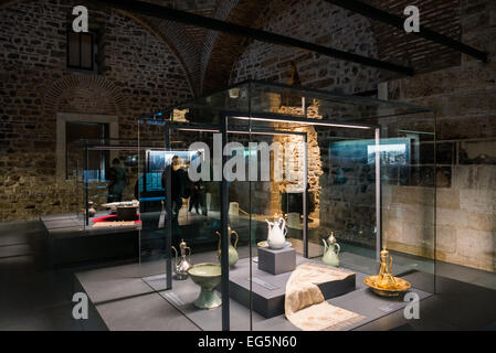 ISTANBUL, Turchia / Türkiye — oggetti esposti in mostre nelle ex cucine del Palazzo Topkapi, Istanbul. La fila di enormi cucine che un tempo alimentavano gli inahbitanti e gli ospiti del palazzo è stata convertita in spazio museo con alcuni degli strumenti e degli utensili utilizzati lì. Su una penisola che si affaccia sia sullo stretto del Bosforo che sul Corno d'Oro, il Palazzo Topkapi fu la residenza principale dei sultani ottomani per circa 400 anni (1465-1856) del loro regno di 624 anni su Costantinopoli e l'Impero Ottomano. Oggi è una delle principali attrazioni turistiche di Istanbul. Foto Stock