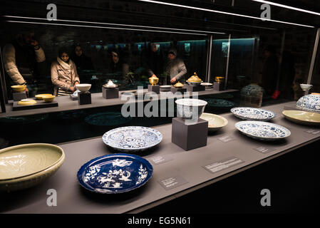 ISTANBUL, Turchia / Türkiye — oggetti esposti in mostre nelle ex cucine del Palazzo Topkapi, Istanbul. La fila di enormi cucine che un tempo alimentavano gli inahbitanti e gli ospiti del palazzo è stata convertita in spazio museo con alcuni degli strumenti e degli utensili utilizzati lì. Su una penisola che si affaccia sia sullo stretto del Bosforo che sul Corno d'Oro, il Palazzo Topkapi fu la residenza principale dei sultani ottomani per circa 400 anni (1465-1856) del loro regno di 624 anni su Costantinopoli e l'Impero Ottomano. Oggi è una delle principali attrazioni turistiche di Istanbul. Foto Stock