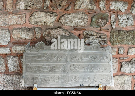 ISTANBUL, Turchia / Türkiye - reperti archeologici recuperati dal Palazzo Topkapi e esposti in un cortile del palazzo. Su una penisola che si affaccia sia sullo stretto del Bosforo che sul Corno d'Oro, il Palazzo Topkapi fu la residenza principale dei sultani ottomani per circa 400 anni (1465-1856) del loro regno di 624 anni su Costantinopoli e l'Impero Ottomano. Oggi è una delle principali attrazioni turistiche di Istanbul. Foto Stock