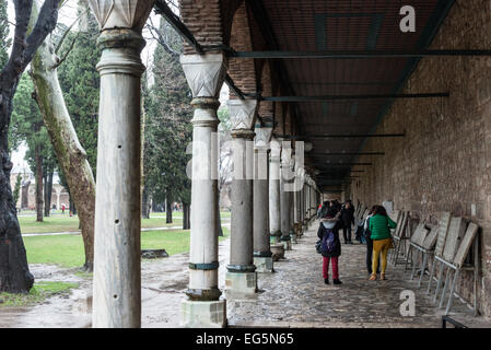 ISTANBUL, Turchia / Türkiye - reperti archeologici recuperati dal Palazzo Topkapi e esposti in un cortile del palazzo. Su una penisola che si affaccia sia sullo stretto del Bosforo che sul Corno d'Oro, il Palazzo Topkapi fu la residenza principale dei sultani ottomani per circa 400 anni (1465-1856) del loro regno di 624 anni su Costantinopoli e l'Impero Ottomano. Oggi è una delle principali attrazioni turistiche di Istanbul. Foto Stock