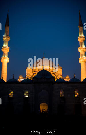 ISTANBUL, Turchia / Türkiye — situata nel trafficato quartiere Eminonu di Istanbul, all'estremità meridionale del ponte Galata, la nuova Moschea (o Yeni Cami) risale al 1665 circa. La sua grande sala di preghiera è decorata nel caratteristico stile imperiale ottomano. Foto Stock