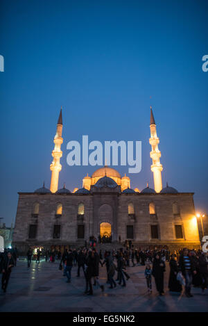 ISTANBUL, Turchia / Türkiye — situata nel trafficato quartiere Eminonu di Istanbul, all'estremità meridionale del ponte Galata, la nuova Moschea (o Yeni Cami) risale al 1665 circa. La sua grande sala di preghiera è decorata nel caratteristico stile imperiale ottomano. Foto Stock