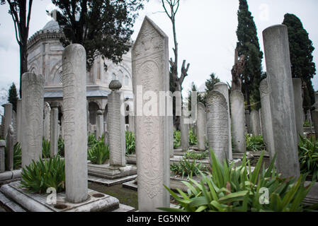 ISTANBUL, Turchia / Türkiye — le tombe del sultano Solimano i, di sua moglie Hürrem Sultan (Roxelana) e della loro figlia Mihrimah Sultan nel giardino della Moschea di Solimano a Istanbul. Dedicata a Solimano il magnifico (o Solimano i), il sultano ottomano più a lungo regnante (1520-1566), la moschea di Süleymaniye si erge in modo prominente sulla terza collina di Istanbul ed è considerata la moschea più importante della città. Fu completata nel 1558. Foto Stock