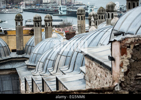 ISTANBUL, Turchia / Türkiye - tetti a cupola adiacenti alla Moschea Suleymaniye che si affaccia sulla città di Istanbul verso Beyoglu. Dedicata a Solimano il magnifico (o Solimano i), il sultano ottomano più a lungo regnante (1520-1566), la moschea di Süleymaniye si erge in modo prominente sulla terza collina di Istanbul ed è considerata la moschea più importante della città. Fu completata nel 1558. Foto Stock