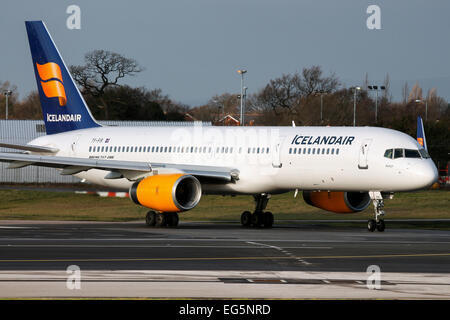 Icelandair Boeing 757-200 taxi sulla pista 23R all'aeroporto di Manchester. Foto Stock