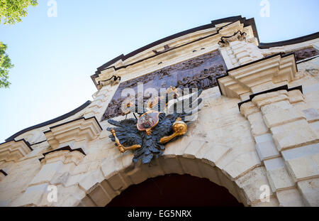 Aquila a due teste con scettro e orb sopra la porta principale della fortezza di Pietro e Paolo a San Pietroburgo, Russia Foto Stock