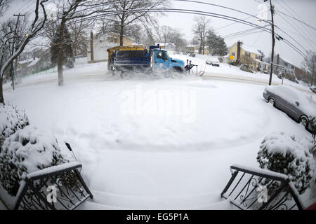 New York, Stati Uniti d'America. Xvii Feb, 2015. Uno spartineve dalla città di Hempstead, Long Island, aratri street come la neve cade di nuovo sulla riva sud, dove importi più elevati sono attesi in regione, creando condizioni pericolose durante il traffico mattutino rush. 180 grado Vista fisheye, visto da davanti entrata della casa suburbana. La temperatura è di 18 gradi Fahrenheit, e l'accumulo di neve da 3 a 5 pollici è previsto in L.I., la città di New York e vicino a zone nord-est. Inverno Meteo avviso rimane in vigore fino a mezzogiorno dal National Weather Service. Credito: Ann Parry/ZUMA filo/Alamy Live News Foto Stock