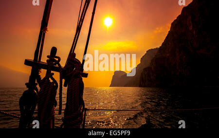 Bellissima vista del tramonto su montagne in riva al lago di Garda, Italia. Foto Stock