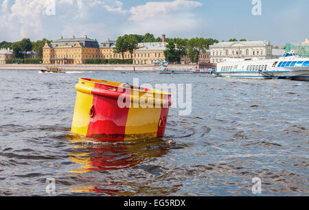 Boa di ancoraggio presso il fiume Neva in estate giornata di sole Foto Stock