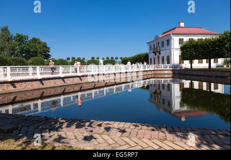 Marly Palace nel Parco Inferiore Peterhof in estate giornata di sole. Foto Stock