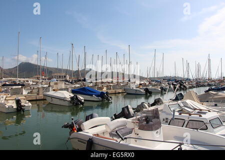 Gigantesco marina nella città spagnola Port de pollenca Foto Stock