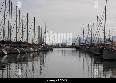 Fotografia di velieri in Port de pollenca con le montagne sullo sfondo Foto Stock