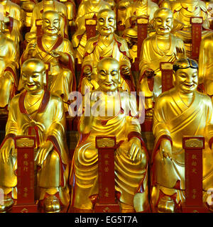 Oro statue del Lohans Longhua nel tempio buddista, Shanghai, Cina Foto Stock