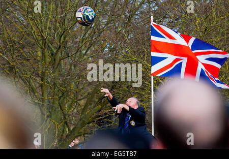 Ashbourne, Derbyshire, Regno Unito 17 Febbraio 2015 - l'inizio dell'annuale Shrovetide Football Match in Ashbourne DERBYSHIRE REGNO UNITO. La partita coinvolge centinaia di giocatori e si svolge in tutta la città in due giorni. Foto Stock