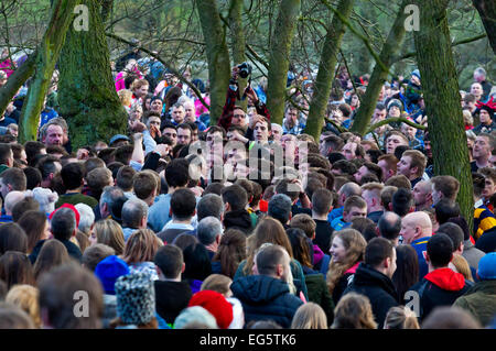 Ashbourne, Derbyshire, Regno Unito 17 Febbraio 2015 - folla guardando l annuale Shrovetide Football Match in Ashbourne DERBYSHIRE REGNO UNITO. La partita coinvolge centinaia di giocatori e si svolge in tutta la città in due giorni. © Foto Stock