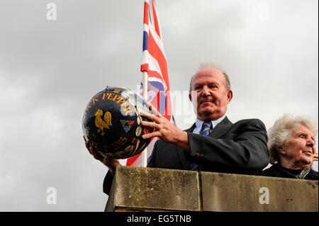 Ashbourne, Derbyshire, Regno Unito. 17 Febbraio, 2015. Ashbourne valorosa Mick Pepe pronto a girare la sfera' a 'l'abbraccio', un folto gruppo di giocatori in questo anno Shrovetide football match Credito: Malcolm Brice/Alamy Live News Foto Stock