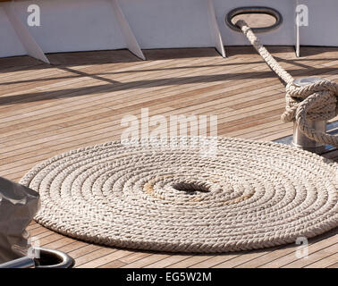 Ponte di yacht ormeggiati con linea di ancoraggio in forma a spirale sul ponte Foto Stock