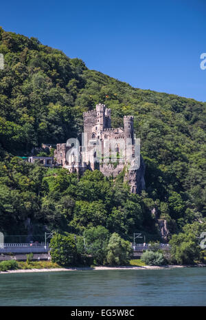 Castello Reichenstein vicino Trechtingshausen nella valle del medio Reno, Renania-Palatinato, Germania Foto Stock