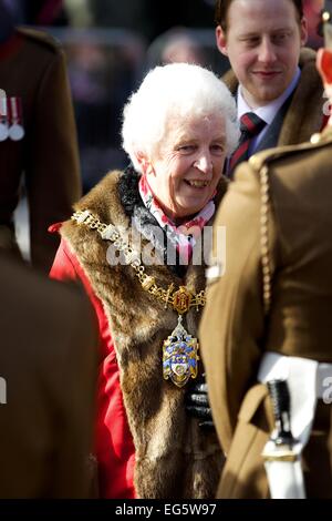 Crewe, Regno Unito. 17 Febbraio, 2015. Consigliere di Minshall Pam, Sindaco di Crewe, ispeziona le truppe da una società 2 Reggimento Mercian nel Memorial Square Crewe, Regno Unito, giovedì 17 febbraio 2015. Il reggimento Mercian è stata concessa la libertà di Borough di Crewe dal sindaco. Credito: Michael Buddle/Alamy Live News Foto Stock