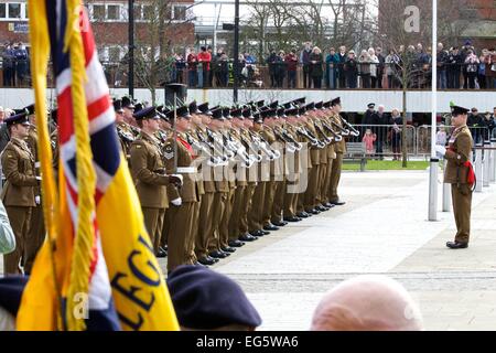 Crewe, Regno Unito. 17 Febbraio, 2015. Truppe provenienti da un'azienda 2 Reggimento Mercian nel Memorial Square, Crewe, Regno Unito, giovedì 17 febbraio 2015. A seguito di una parata attraverso la città, il Reggimento Mercian è stata concessa la libertà di Borough di Crewe dal Consigliere di Minshall Pam, Sindaco di Crewe. Credito: Michael Buddle/Alamy Live News Foto Stock