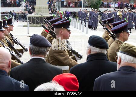 Crewe, Regno Unito. 17 Febbraio, 2015. Truppe provenienti da un'azienda 2 Reggimento Mercian nel Memorial Square, Crewe, Regno Unito, giovedì 17 febbraio 2015. A seguito di una parata attraverso la città, il Reggimento Mercian è stata concessa la libertà di Borough di Crewe dal Consigliere di Minshall Pam, Sindaco di Crewe. Credito: Michael Buddle/Alamy Live News Foto Stock