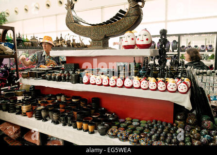 Passenegrs acquisto di regali presso i negozi nel terminal di partenza, Yangon Aeroporto Internazionale di Yangon, Myanmar ( Birmania ), Asia Foto Stock