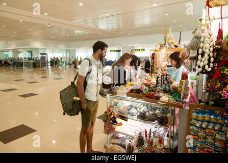 Passenegrs acquisto di regali presso i negozi nel terminal di partenza, Yangon Aeroporto Internazionale di Yangon, Myanmar ( Birmania ), Asia Foto Stock