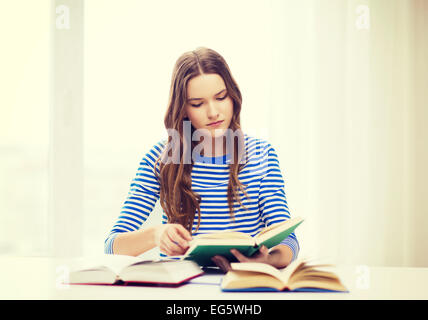 Studente concentrato ragazza con libri Foto Stock