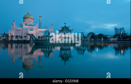 Il sultano Omar Ali Saifuddin Moschea, Bandar Seri Begawan, Brunei, Novembre 2013 Foto Stock