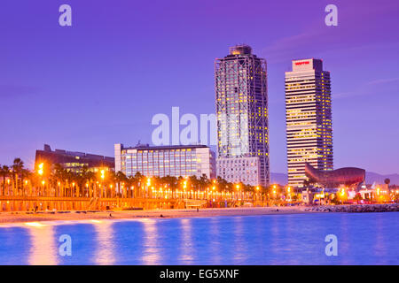 Torre Mapfre e Hotel Arts al tramonto. Barcellona, in Catalogna, Spagna. Foto di Marc Soler. Foto Stock