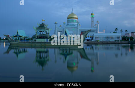 Il sultano Omar Ali Saifuddin Moschea, Bandar Seri Begawan, Brunei, Novembre 2013 Foto Stock