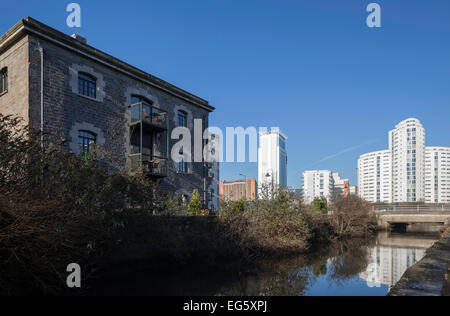 Magazzino convertito e architettura moderna in Cardiff City Centre Foto Stock