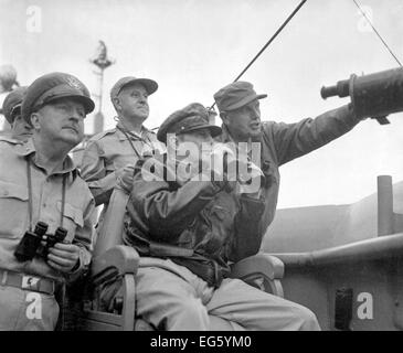 Guerra di Corea (1950-1953) Da sinistra: Briga. Gen. Courtney Whitney; Gen. Douglas MacArthur, comandante in capo delle nazioni unite Le forze; e il Mag. Gen. Edward M. mandorla guarda la sgusciatura di Inchon dal Museo della Portaerei U.S.S. Mt. McKinley, 15 settembre 1950. Foto: Army US Foto Stock